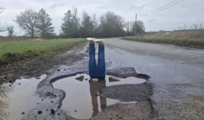 A joker decided to fight a pothole in the road with the help of fake legs (3 photos)