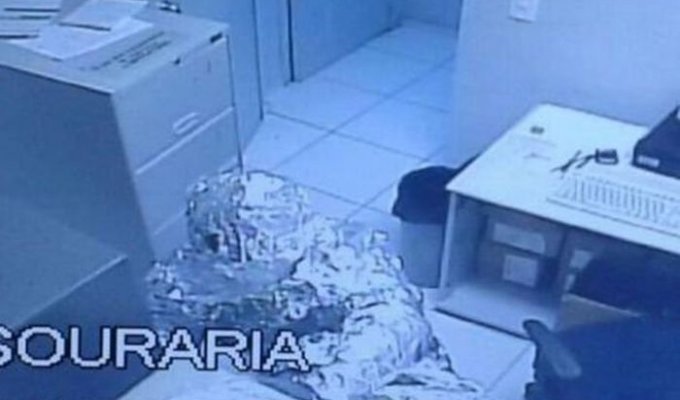 В Бразилии грабители обошли систему безопасности банка, обернувшись в фольгу (3 фото)