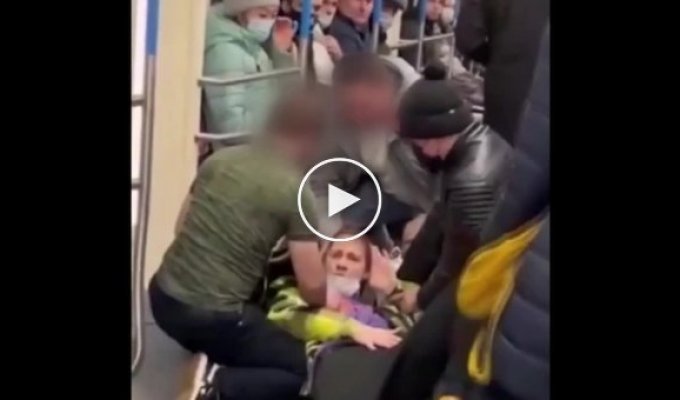 В Москве арестовали придуривавшихся в метро тиктокеров