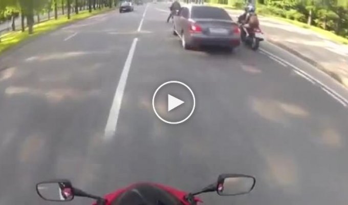 Нападение мотоциклистов на водителя авто с неожиданным финалом