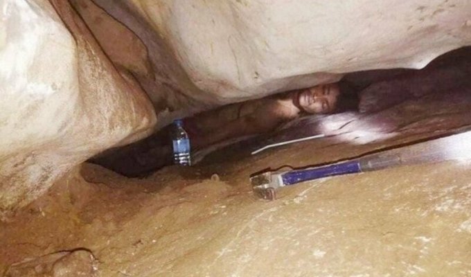 Камбоджиец намертво застрял в узкой расщелине и провел так целых 4 дня (4 фото)