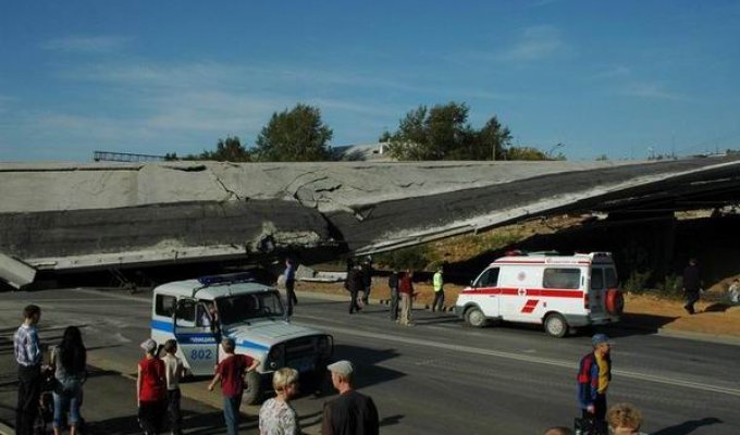 В Екатеринбурге рухнул мост (25 фото)