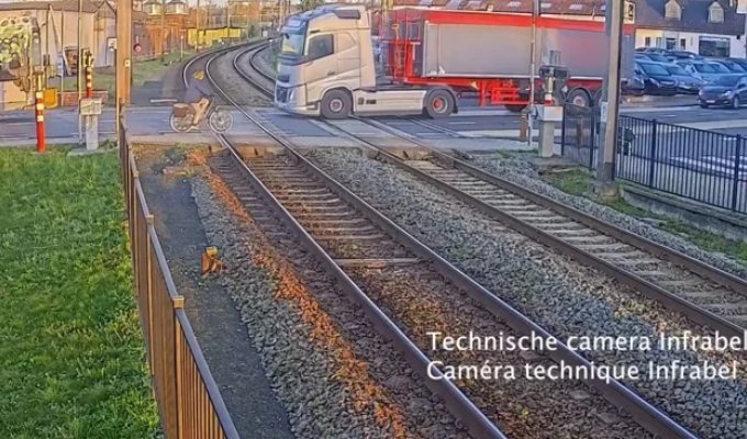 Даже знак не помог против особо одарённых (4 фото + 1 видео)