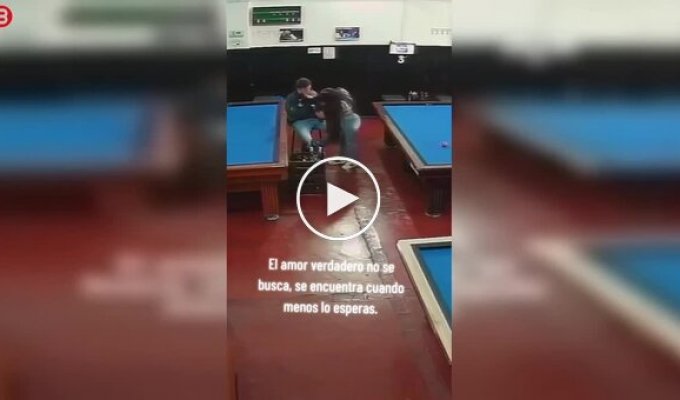 Парень уснул в бильярдном клубе, а девушка проявила находчивость