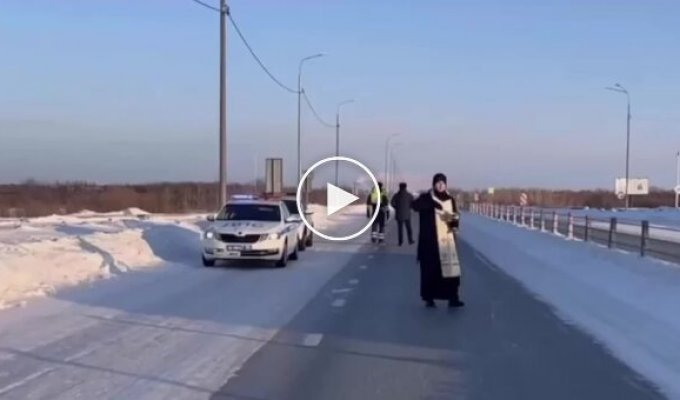 Поліцейські Сургутського району в Росії попросили священика освятити аварійні ділянки дороги, щоби було менше ДТП