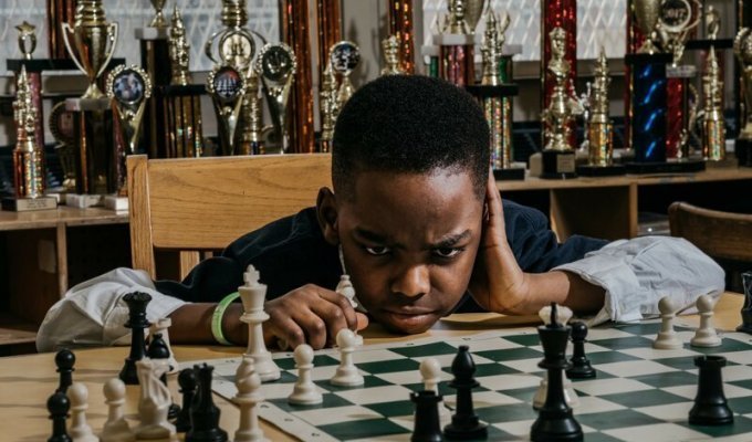 8-летний бездомный беженец из Нигерии выиграл чемпионат Нью-Йорка по шахматам (5 фото + 1 видео)