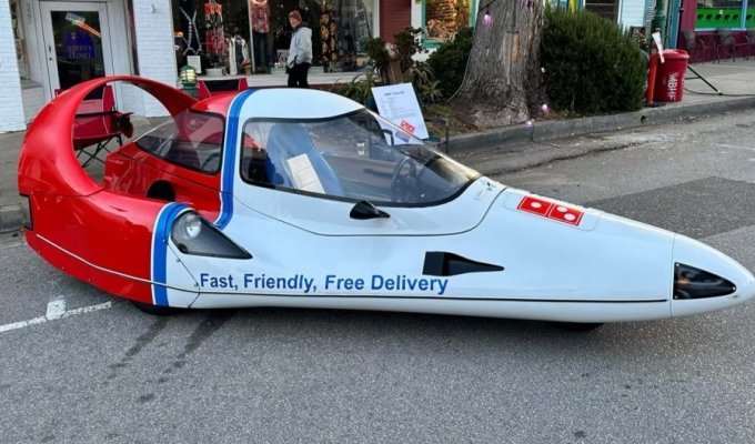 Three-wheeled “plane” for pizza delivery will be put up for auction (3 photos)