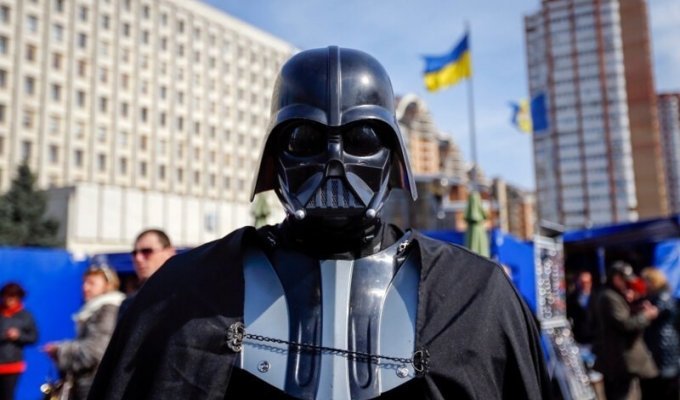 Украинский Дарт Вейдер показал свое истинное лицо (2 фото)