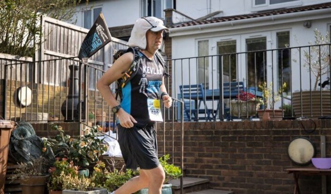 Британец пробежал ультрамарафон во дворе своего дома (3 фото)