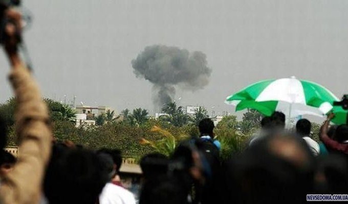 Вo время авиашоу в Индии в толпу упал самолет (12 фото)