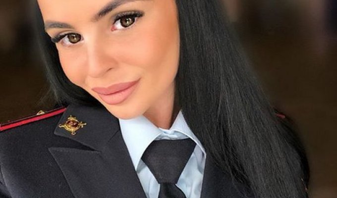 Вікторія Якуніна - "працівниця поліції", яка любить блатняк (16 фото)