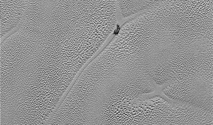 Аппарат New Horizons передал на Землю самые детальные снимки "сердца" Плутона (2 фото)