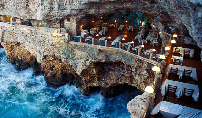 Ресторан, построенный прямо в итальянской пещере: насладитесь прекрасными видами за ужином! (10 фото)