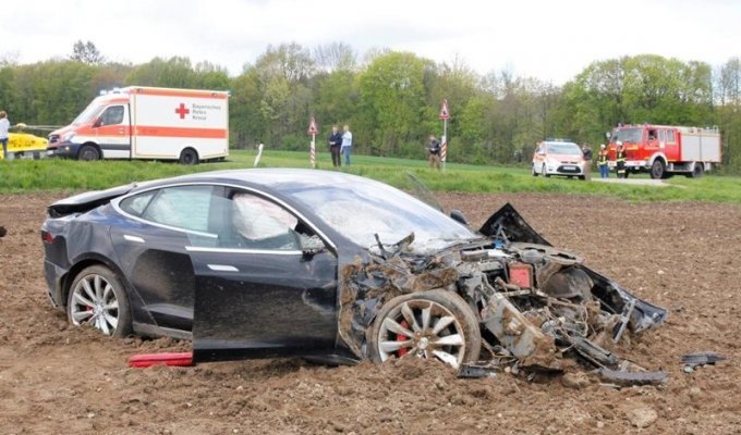 Подросток устроил краш-тест электромобиля Tesla Model S (7 фото)