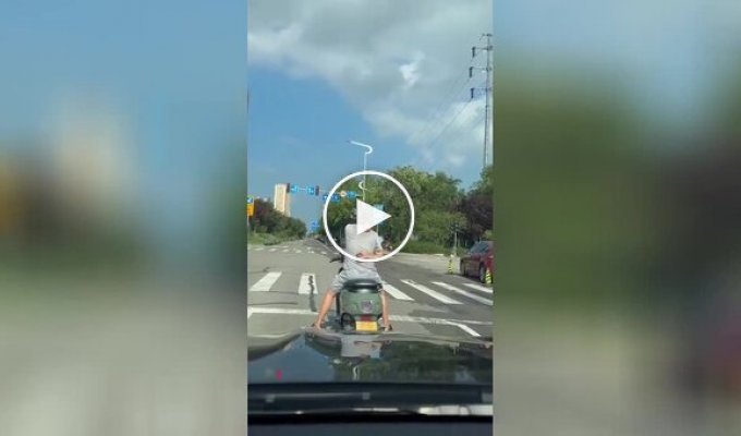 A scooter driver received unexpected help