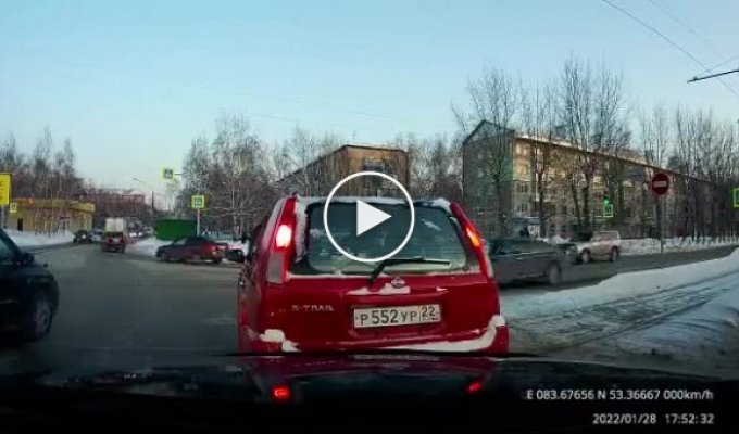 Жёсткое столкновение двух автомобилей в Барнауле (мат)