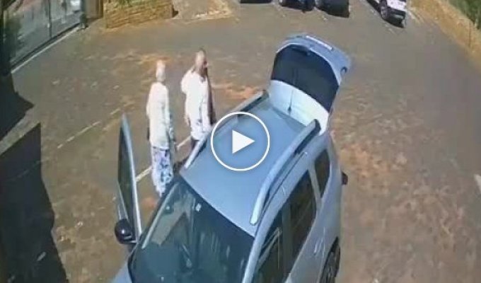 What to do if a robber asks him to give him the car keys