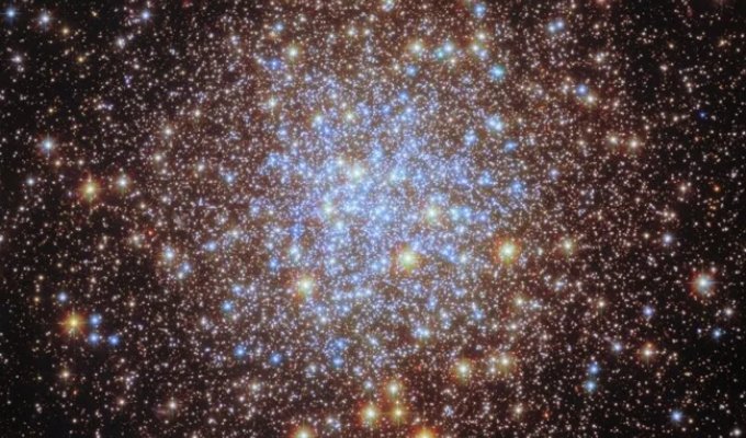 Более 100 000 древних звезд в одном кадре: невероятные детали шарового скопления M 72 (11 фото)