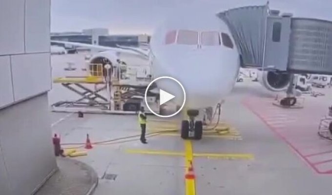 Самолет рухнул на землю из-за поломки шасси