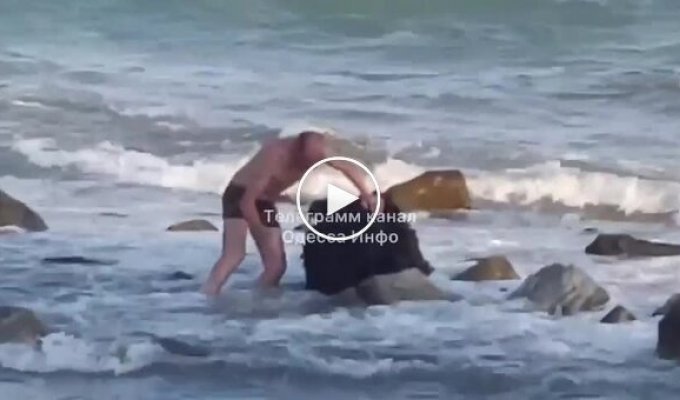 Мужчина в Одессе попытался украсть мину, выброшенную на берег, но не смог ее поднять