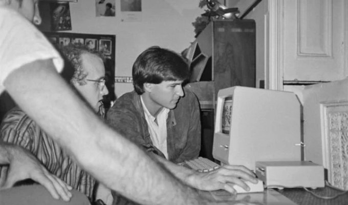 Archive of the day: Jobs demonstrates to Warhol, Haring and Scharf how to use a computer (5 photos)