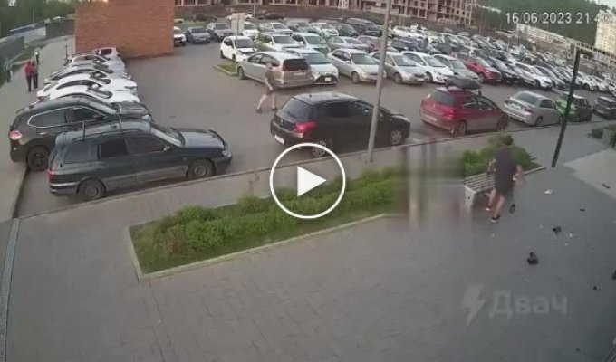 Пьяный мужчина выбросил с балкона унитаз на припаркованные автомобили