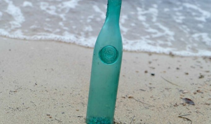 Девушка нашла на пляже 200-летнюю бутылку, ставшую ценным экспонатом Музея стекла (32 фото)