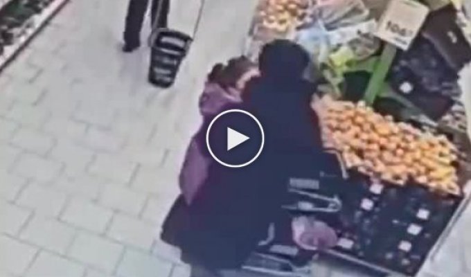 Пенсионерка плюнула на девочку и подралась с ее матерью в супермаркете