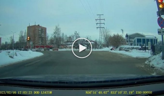 Izhevsk driver made everyone from a traffic light and made an accident