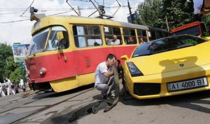 Девушка на Lamborghini парализовала движение в Киеве (8 фото + видео)