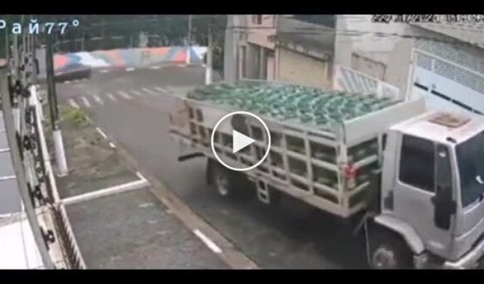 The truck failed to deliver gas cylinders and caused an apocalypse on a street in Brazil