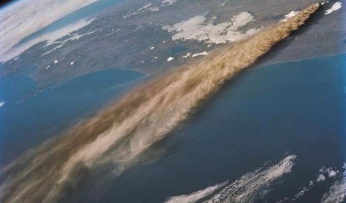 Виверження вулкана: NASA представили знімки з космосу (7 фото)