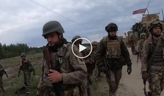 Украинские военные тренируются на тяжелых машинах Wolfhound, поставленных Великобританией