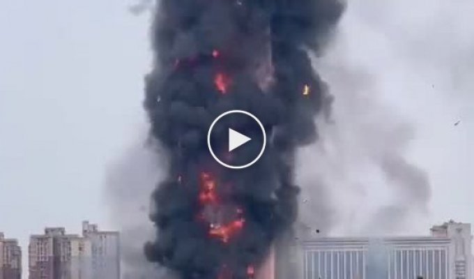 В Китае практически полностью сгорел небоскреб высотой в 218 метров