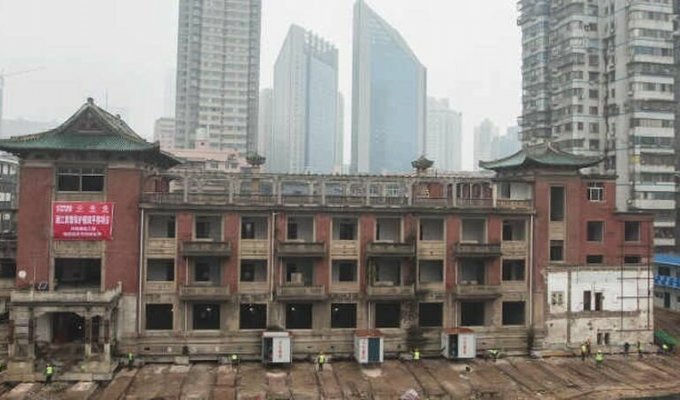 В Китае переместили на 35 метров старый отель весом 5000 тонн (3 фото + 1 видео)