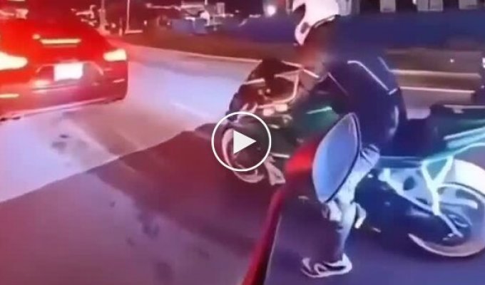 Motorcyclist lost control of the bike and got a painful lesson