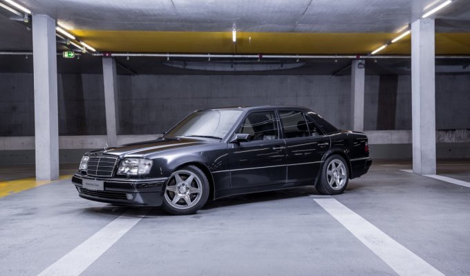 Музей Mercedes-Benz распродает редкие классические машины (39 фото)