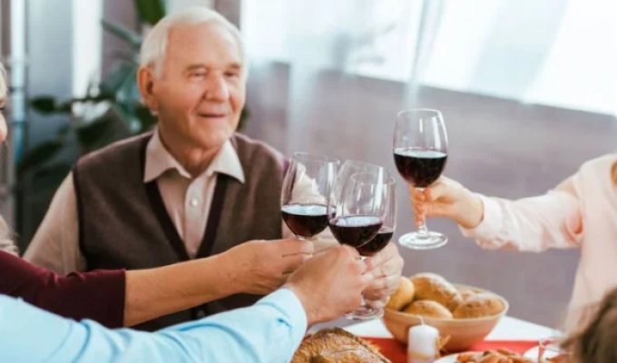 Scientists Stun with New Finding: Moderate Drinking May Beat Exercise for Longevity in Seniors (5 Photos)
