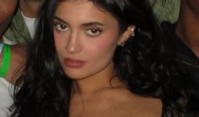 "I want my breasts to enter the room before I do": Kylie Jenner goes under the knife again (8 photos + video)