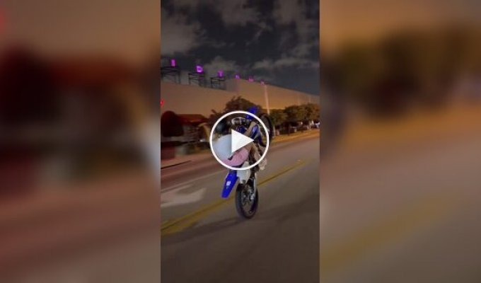 Девушка показывает, как умеет кататься