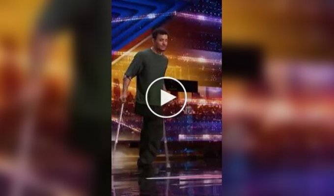 A guy without a leg showed how to enjoy life at a talent show