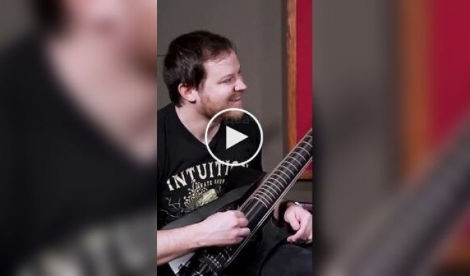 Как звучит гитара с вращающимся грифом