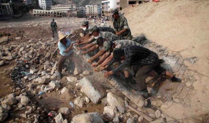 Более тысячи человек погибли из-за оползней в Китае (16 фото)