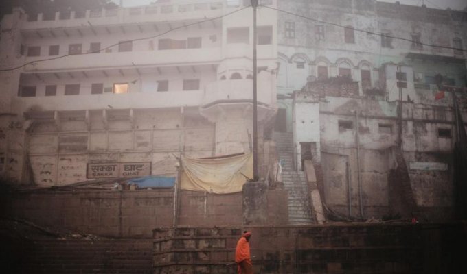 Мрачный индийский город, куда приезжают, чтобы умереть (11 фото)