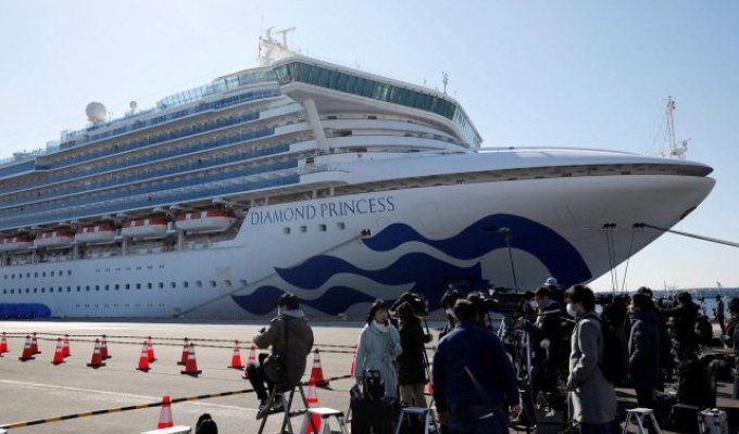 C круизного лайнера Diamond Princes в Японии начали эвакуировать людей