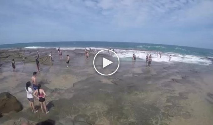 Внезапная 8-метровая волна накрыла пляж Сиднея