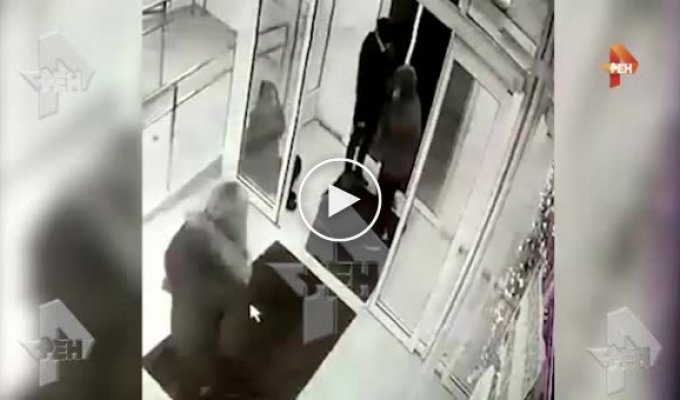 Неизвестные похитили девушку в торговом центре в Подмосковье