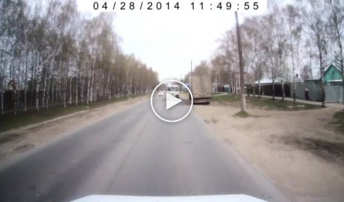 Суицидник в Дзержинске бросился под фуру (0:50) (3 видео)