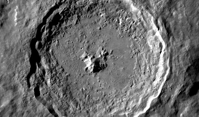 На Місяці виявили гігантський новий кратер (2 фото)