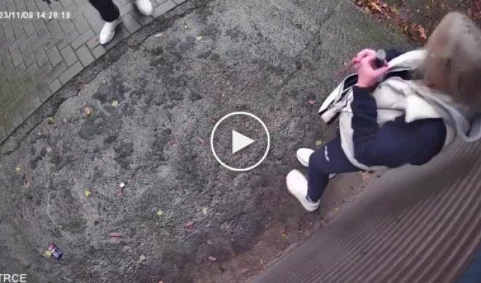 У Росії п'яна парочка намагалася розбити камеру відеоспостереження (мат)